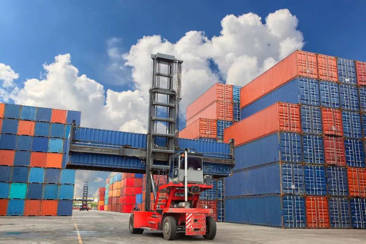 Medidas internas e externas do container de 40 pés: especificações técnicas e aplicações para engenheiros e arquitetos