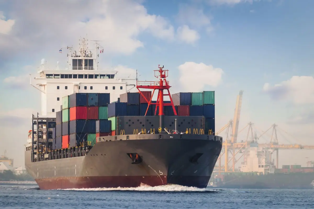 Tipos de containers logísticos e suas funções no transporte e comércio exterior